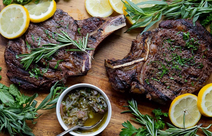 What herb goes with steak: top 3 recipes & helpful guide